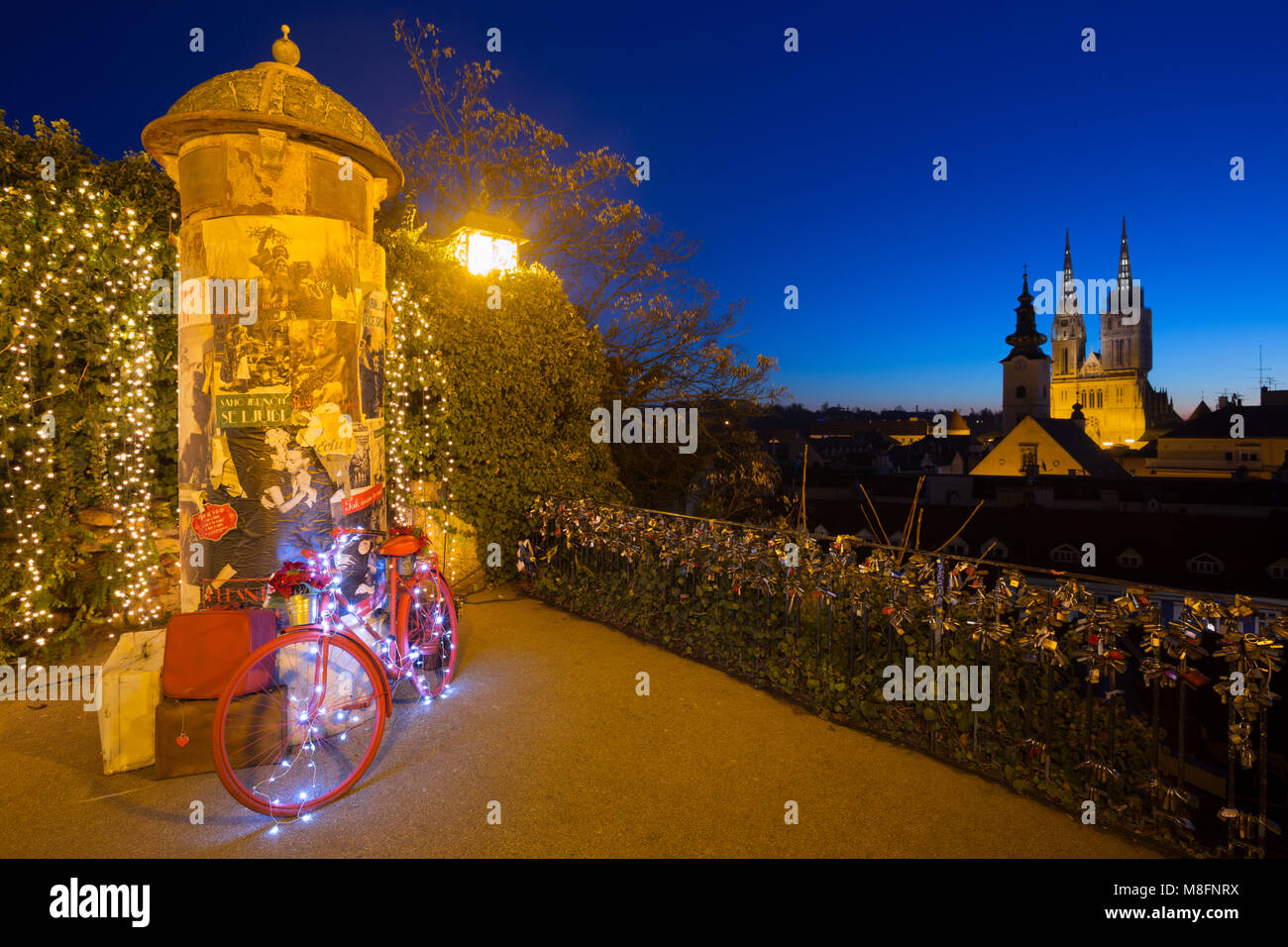 Vista panoramica sulla città di Zagabria cattedrale dal lungomare Strossmayer durante l'avvento, Croazia Foto Stock