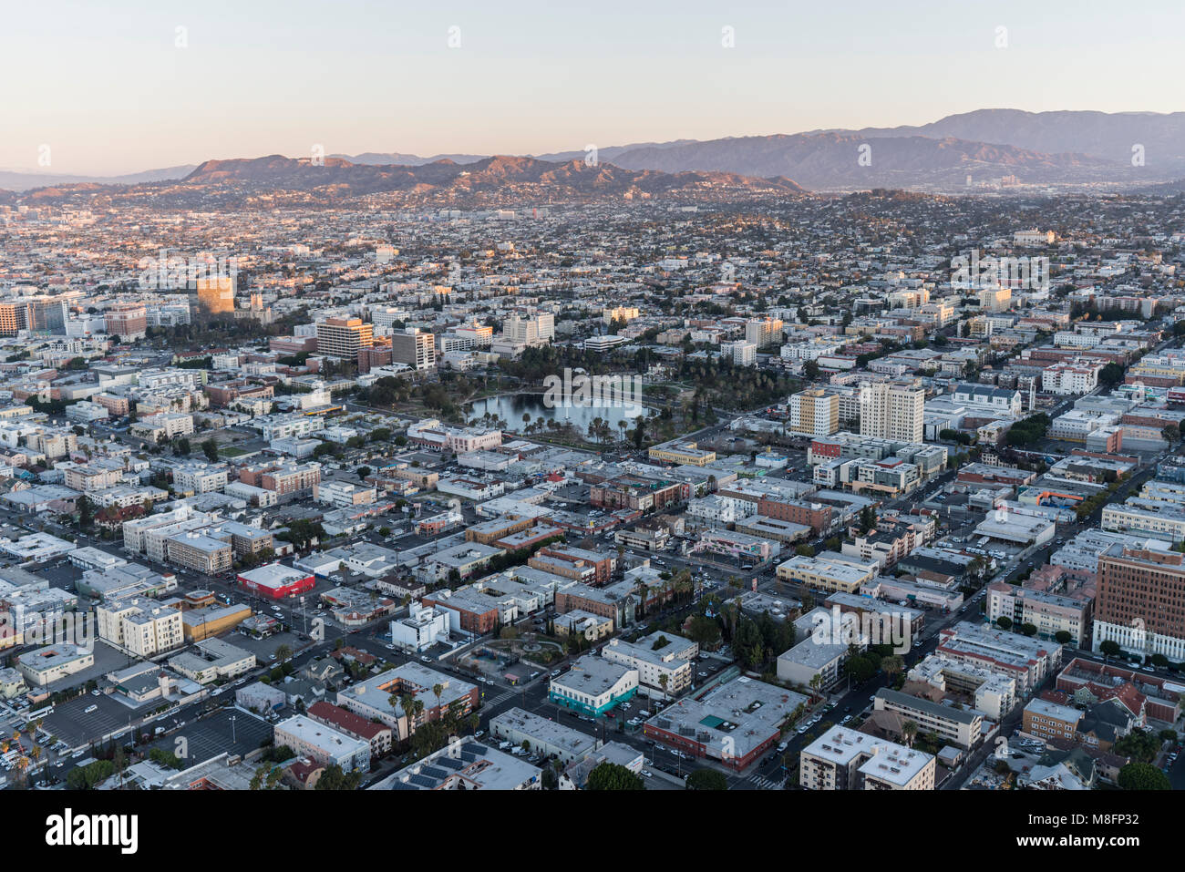 Los Angeles, California, Stati Uniti d'America - 20 Febbraio 2018: la mattina presto vista aerea verso il MacArthur Park e Koreatown vicino al centro cittadino di Los Angeles. Foto Stock