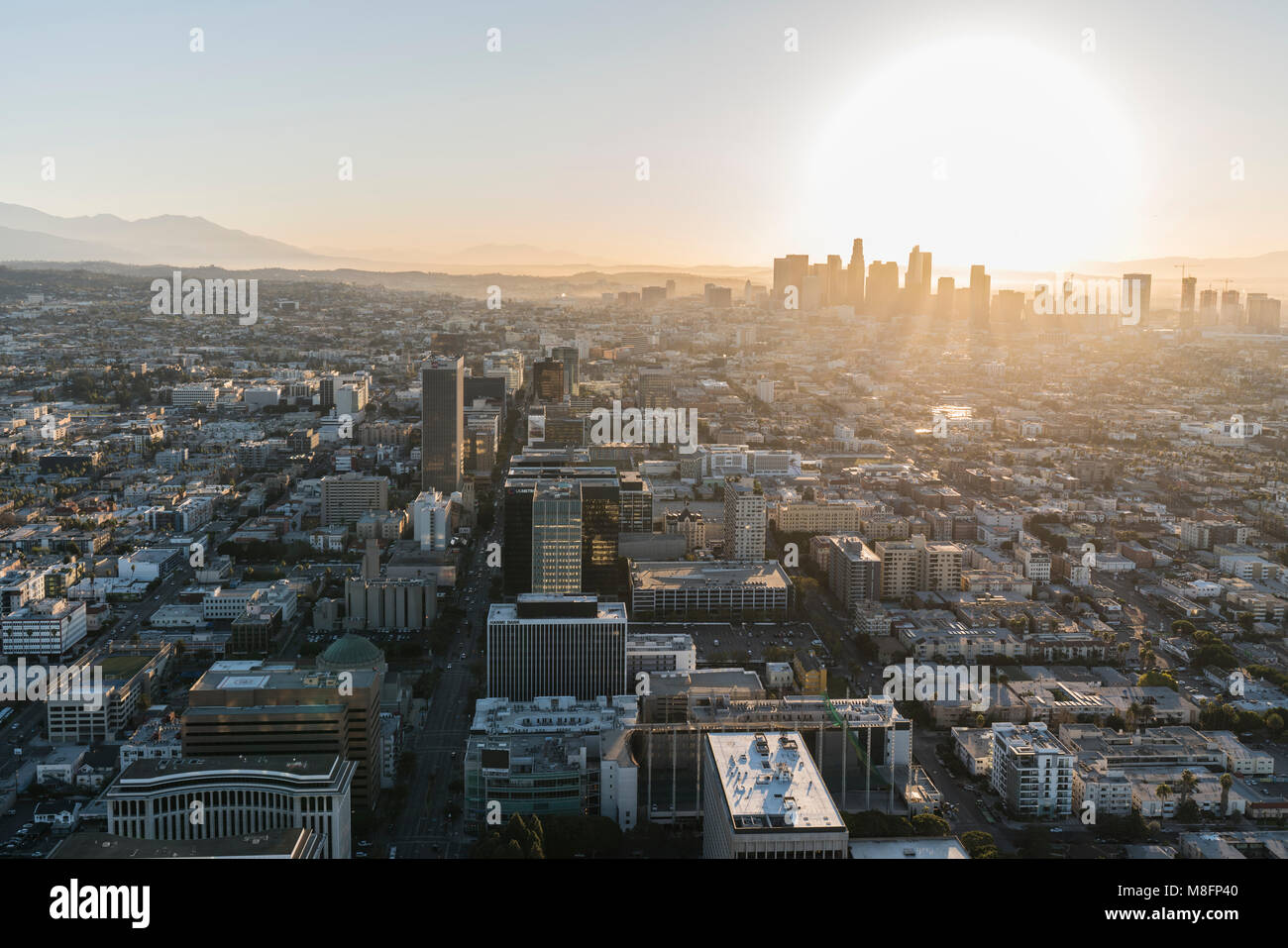 Los Angeles, California, Stati Uniti d'America - 20 Febbraio 2018: la mattina presto vista aerea delle torri, le strade e gli edifici lungo il Wilshire Bl e il centro cittadino di Los Angeles. Foto Stock