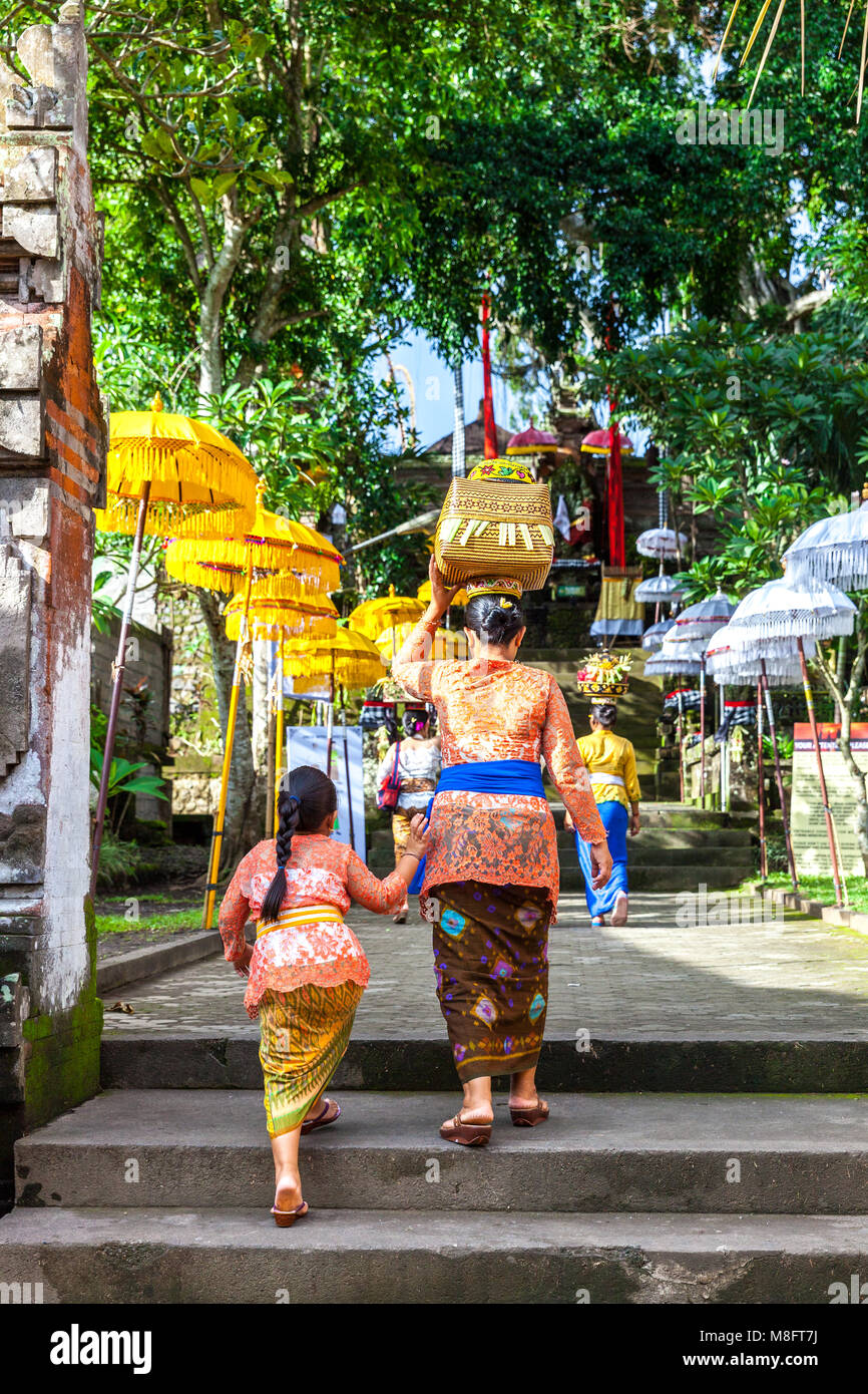 UBUD, Indonesia - 2 Marzo: donna Balinese con sua figlia in abiti tradizionali durante la celebrazione prima Nyepi (Giorno Balinese di silenzio) su Ma Foto Stock