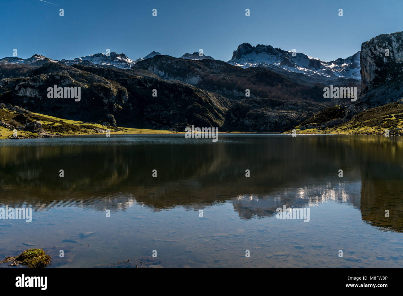 Il ghiacciaio formata sui laghi e le montagne del Covadonga Spagna nella provincia settentrionale di Asturias. Foto Stock