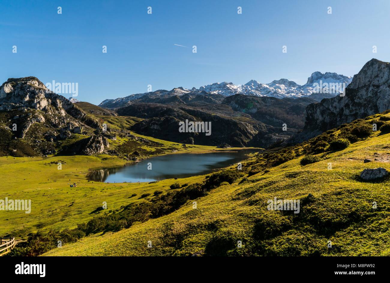 Il ghiacciaio formata sui laghi e le montagne del Covadonga Spagna nella provincia settentrionale di Asturias. Foto Stock