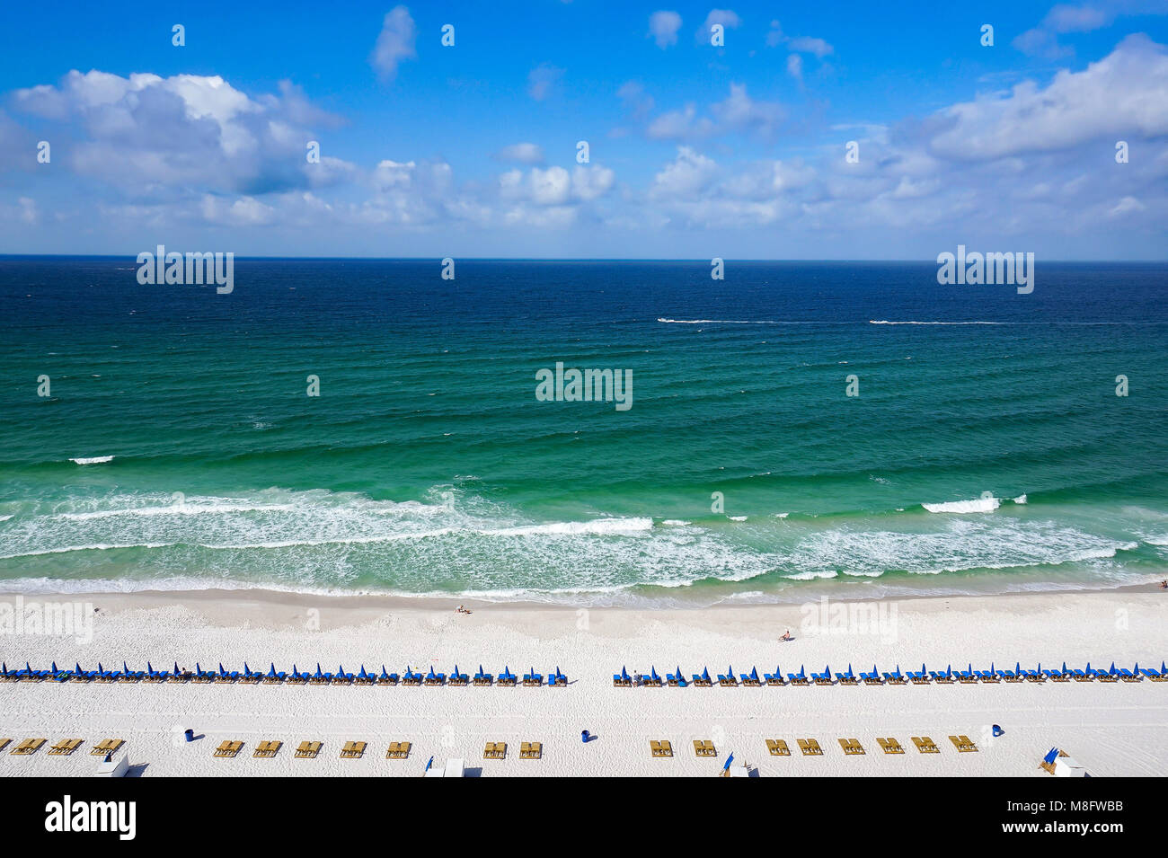 Ariel vista della spiaggia di Panama con persone di seguito rilassante sulla spiaggia blu sedie Foto Stock