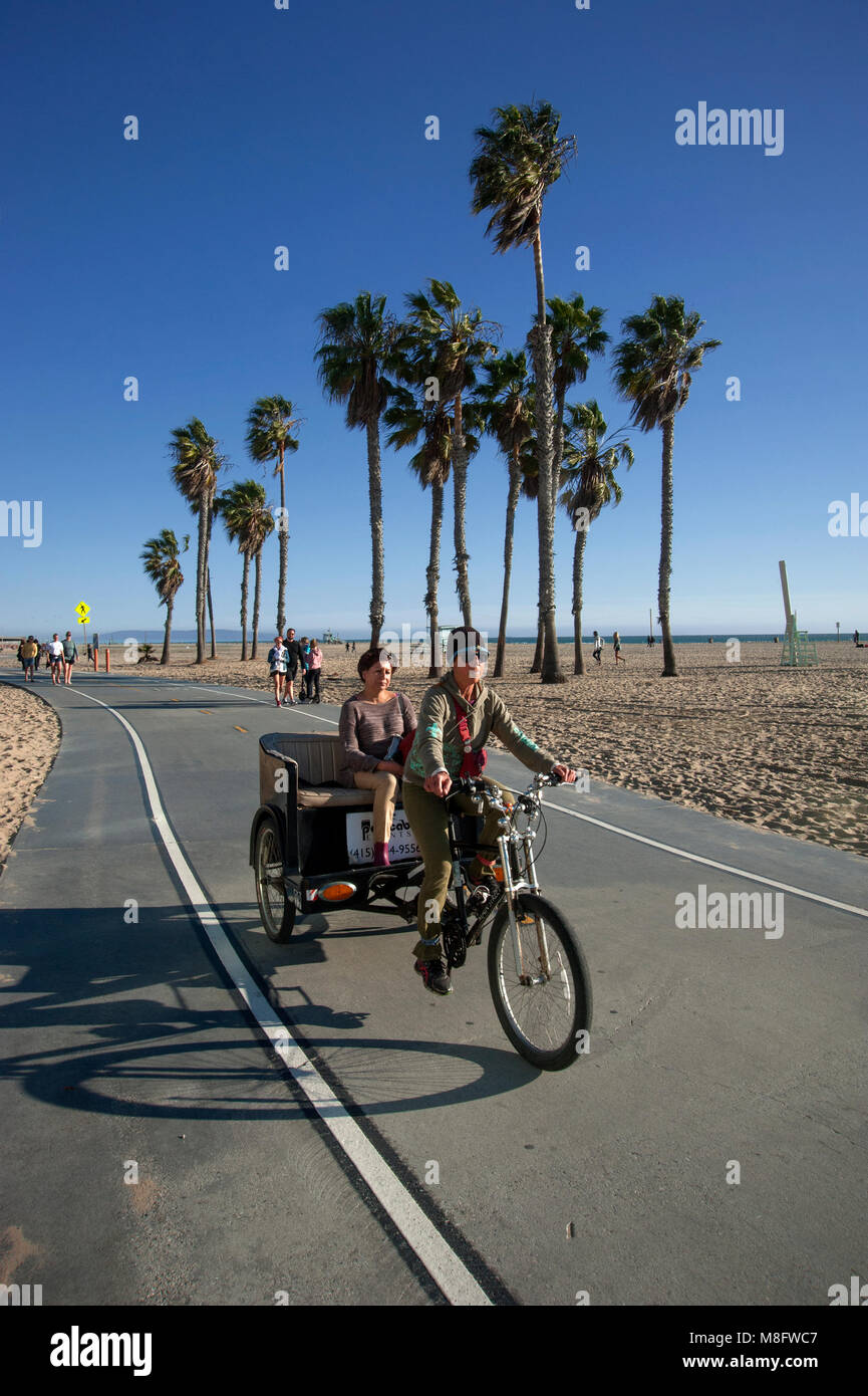 Pedicab ciclista e il ciclista sulla pista ciclabile a Santa Monica, CA Foto Stock