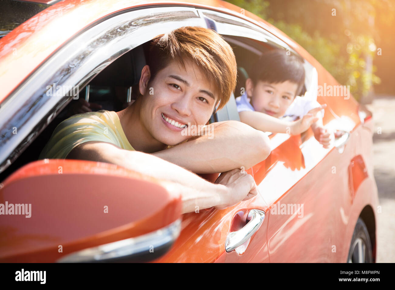 Padre e figlio godere di viaggio su strada in estate Foto Stock