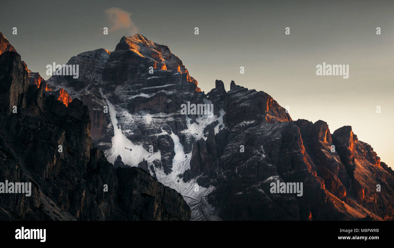 Spettacolare vista sulla montagna durante nello con un po' di neve - Dolomiti Italia Foto Stock