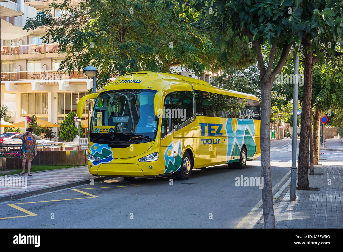Spagna blanes - 20 Settembre 2017: l'autobus della compagnia turistica TEZ TOUR arriva parcheggio nei pressi dell'hotel Foto Stock