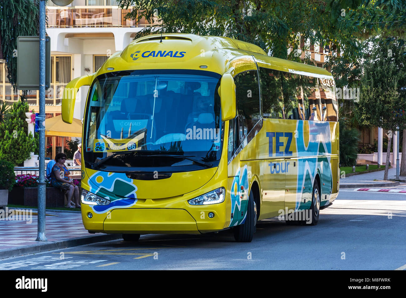 Spagna blanes - Settembre 20, 2017: autobus della compagnia turistica TEZ TOUR nel parcheggio vicino all'hotel Foto Stock