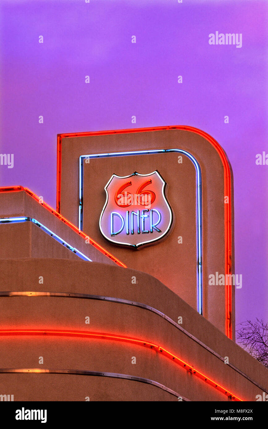 66 Diner insegna al neon, al tramonto, Route 66, E.Central Ave, Nob Hill area in Albuquerque, Nuovo Messico, STATI UNITI D'AMERICA Foto Stock