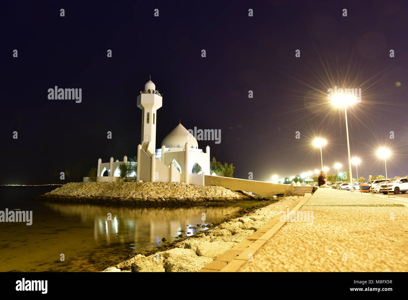 Architettura moderna sulla moschea si trova di fronte alla spiaggia in Arabia Saudita Foto Stock