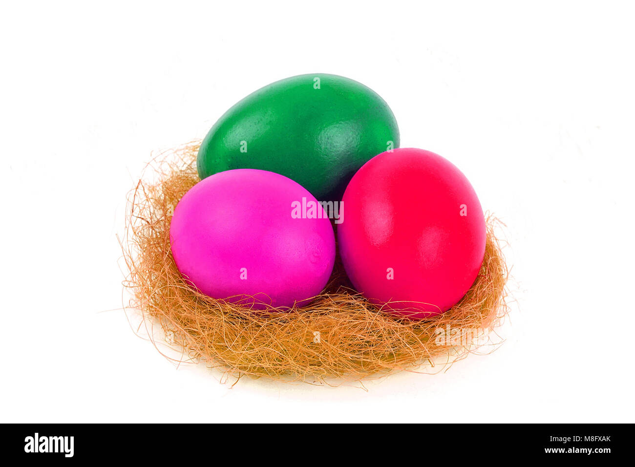 Uova di Pasqua nel nido su uno sfondo bianco Foto Stock