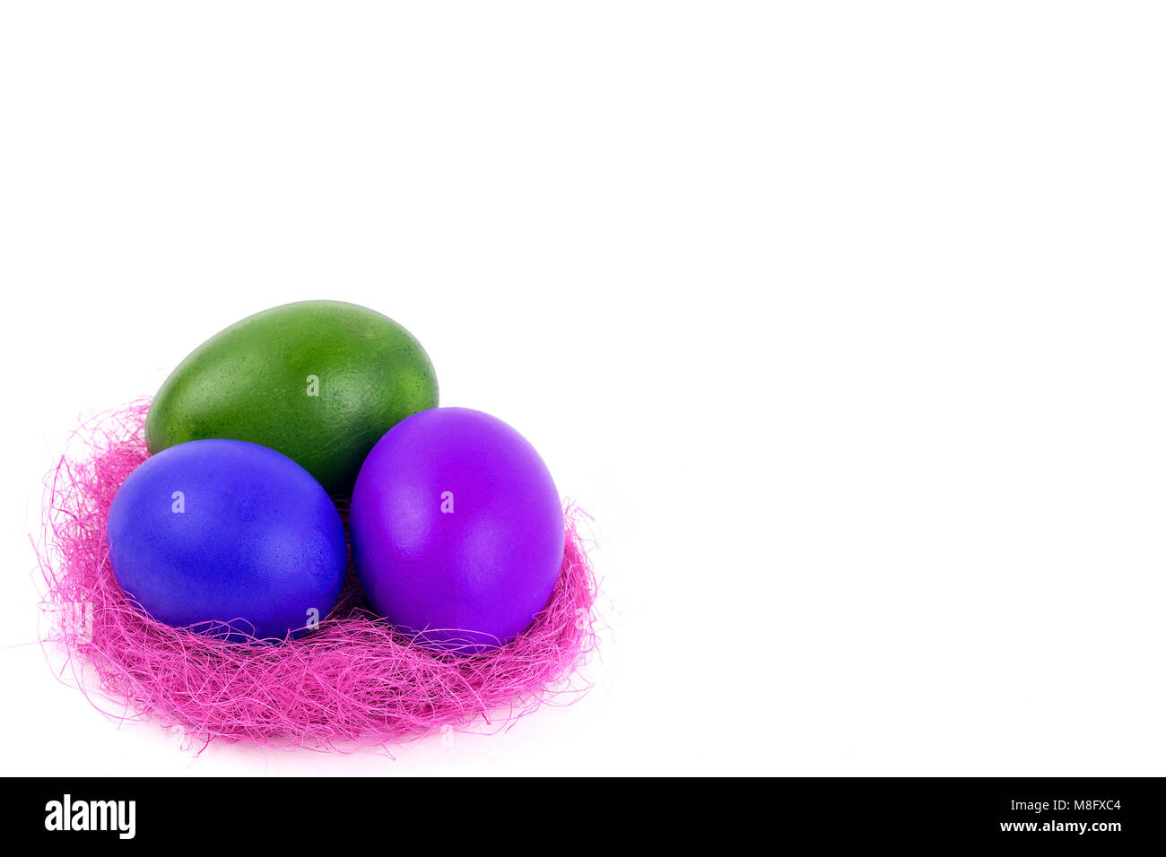 Uova di Pasqua nel nido su uno sfondo bianco Foto Stock