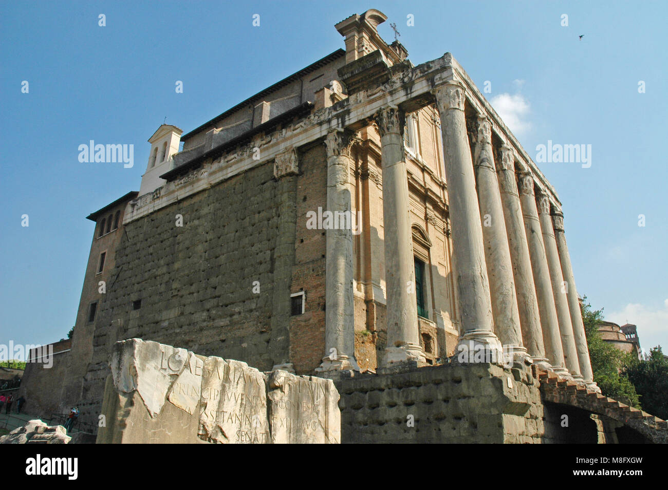 Tempio di Antonino e Faustina (Chiesa di Santo Lorenzo in Miranda), Roma. Lazio, Italia Foto Stock