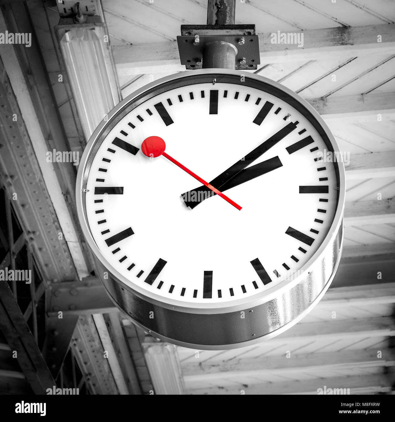 Un orologio nella stazione ferroviaria di Montreux in Svizzera per la classica rotonda con faccia bianca nera marcatori minuto e rosso di seconda mano Foto stock Alamy