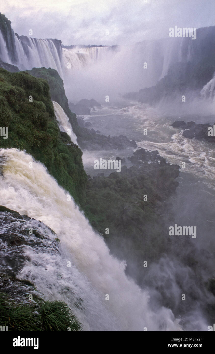 Nella gola del diavolo, Iguazu Falls, di Foz do Iguacu, Brasile Foto Stock