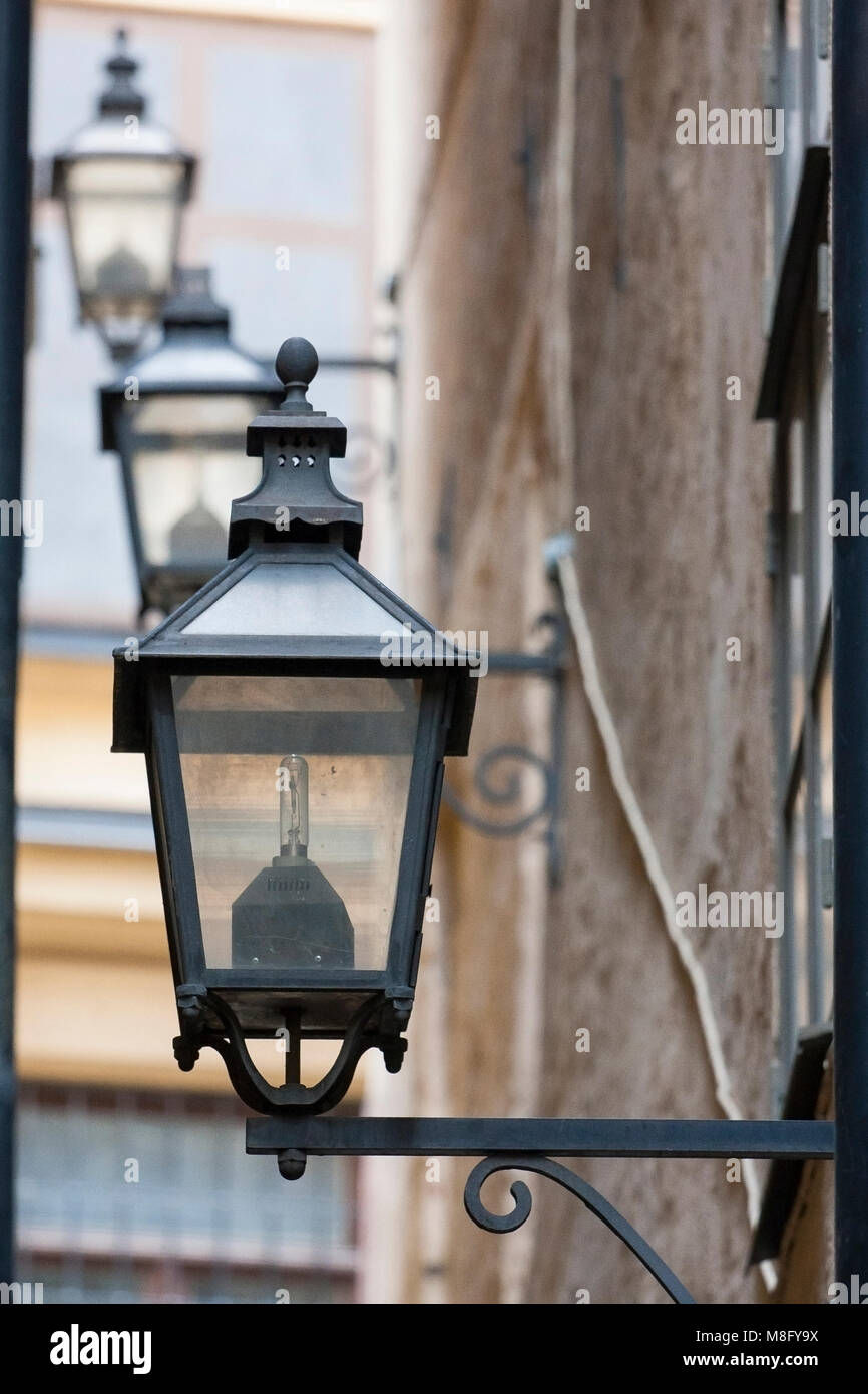 Vintage lampade stradali sulla parete a Stoccolma Foto stock - Alamy