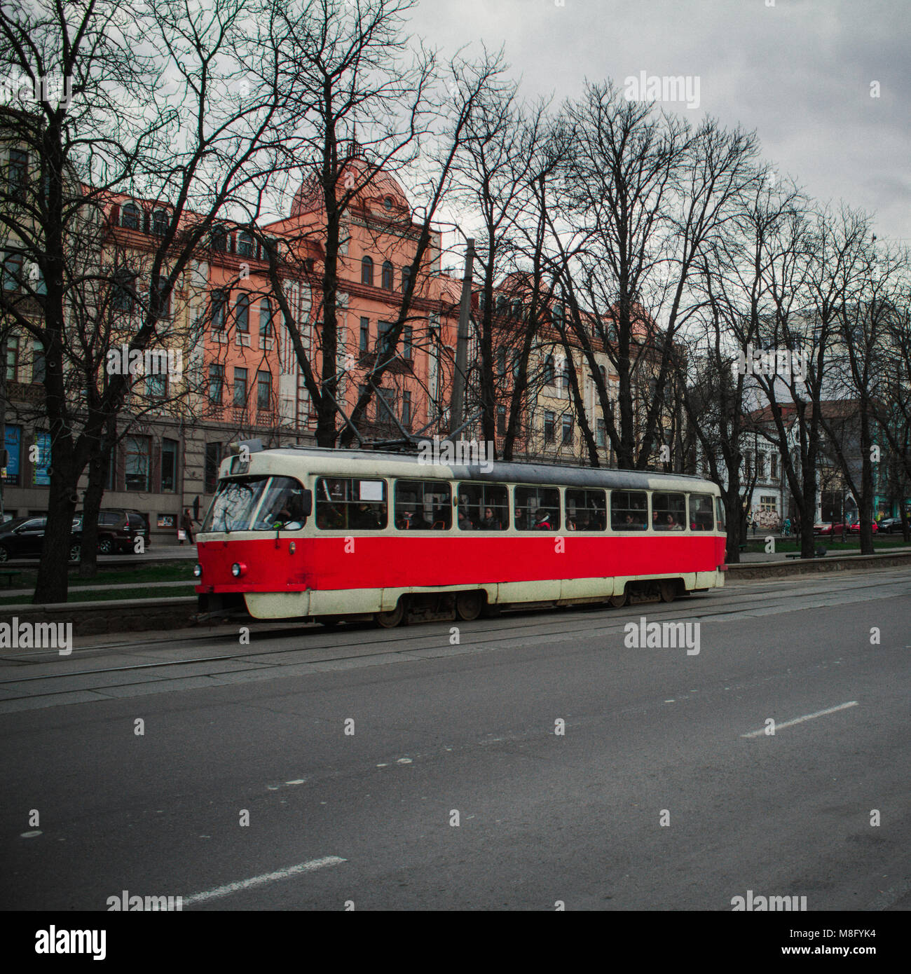 Celebre Wiener Ringstrasse con gli storici Burgtheater Imperial Court Theatre e tradizionale rosso tram elettrico a sunrise con retro vintage Instagram s Foto Stock