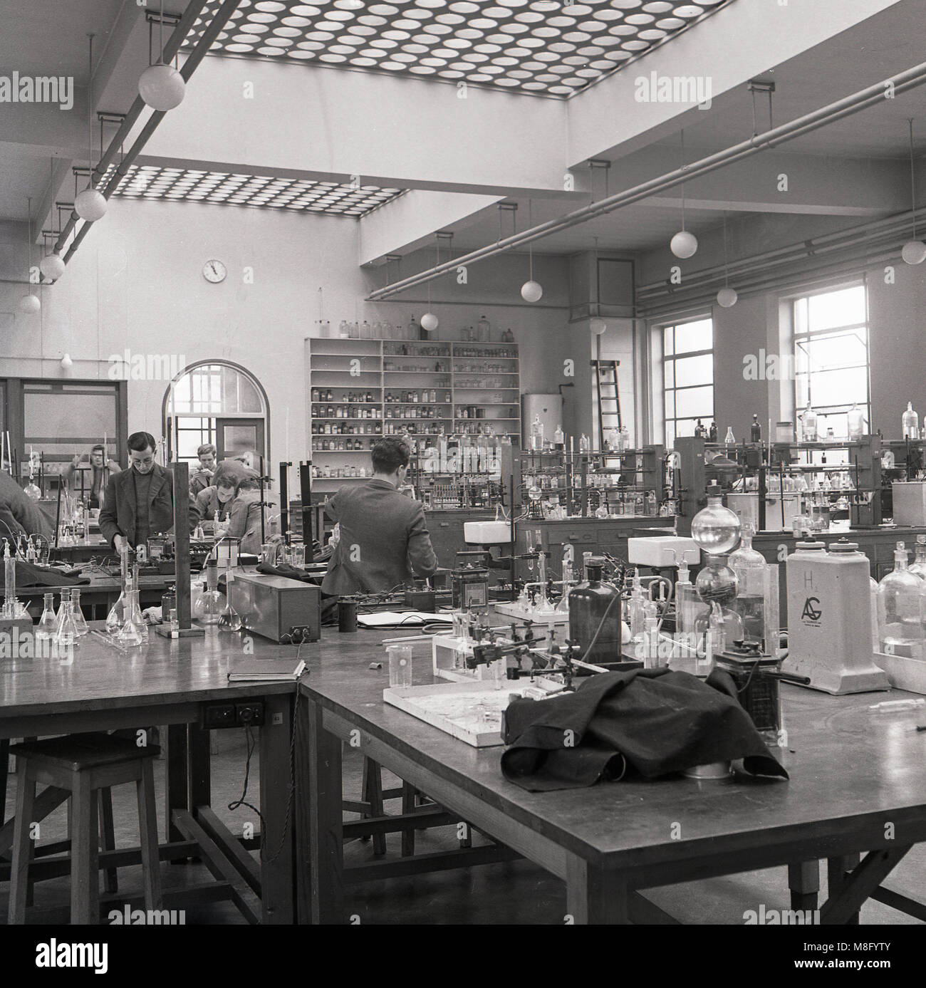 Anni '1950, vista storica, interna di un laboratorio scientifico presso l'Università di Oxford, Oxford, Inghilterra, Regno Unito. Foto Stock