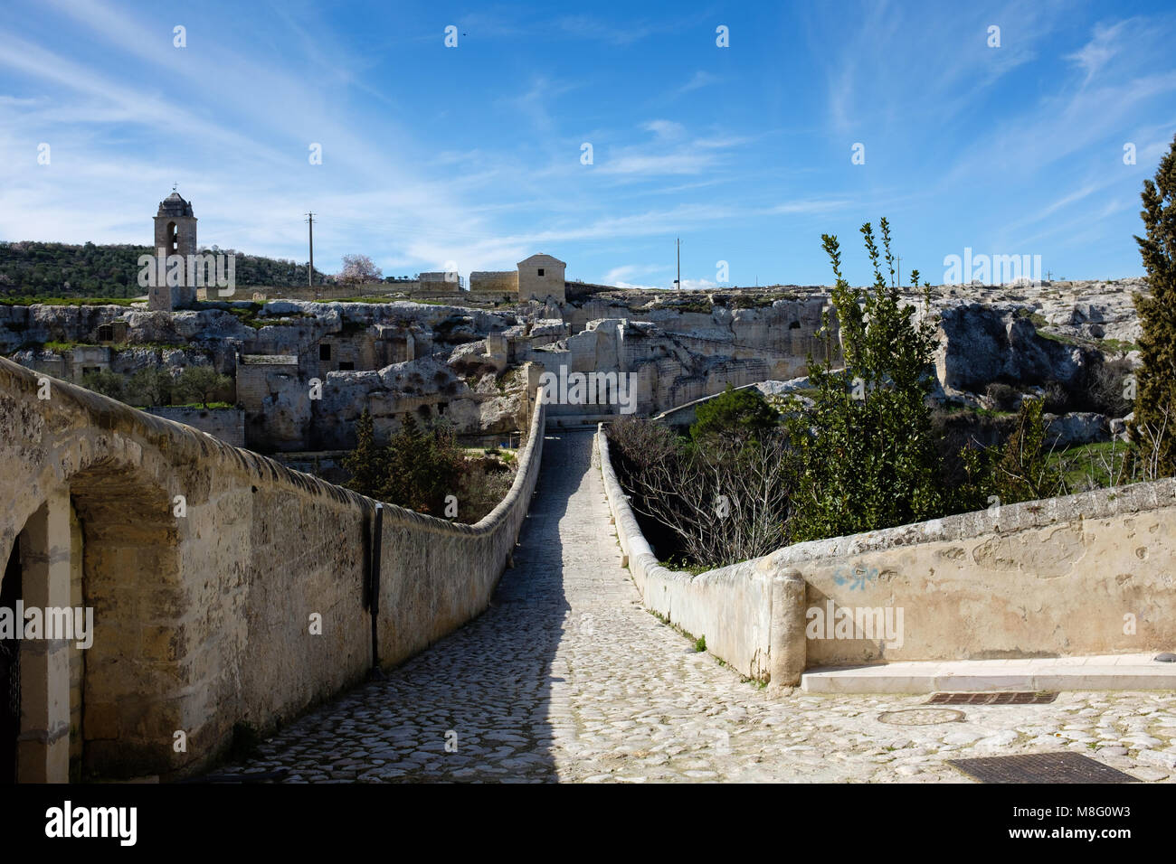 Acquedotto antico ponte in pietra sopra il canyon di Gravina. Regione Puglia, Italia. Foto Stock