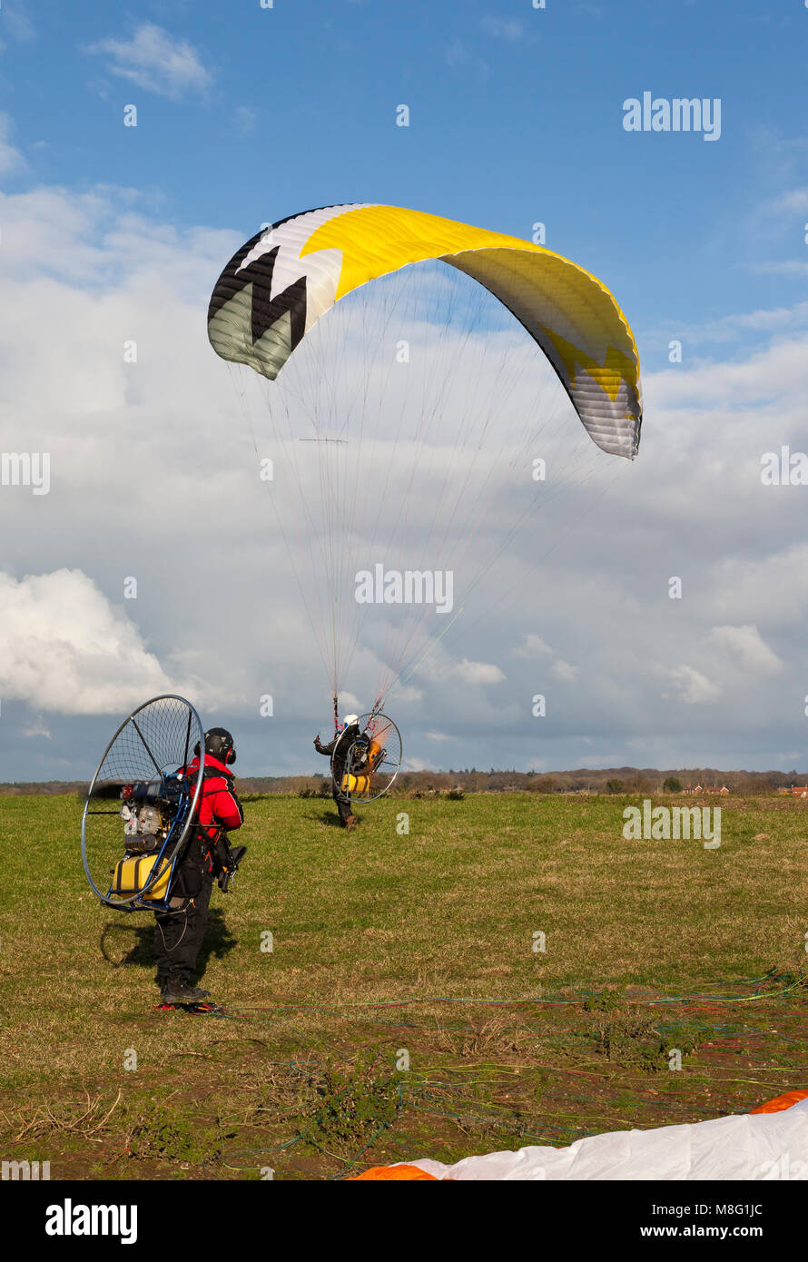 Due piloti Paramotoring preparando per il decollo Foto Stock