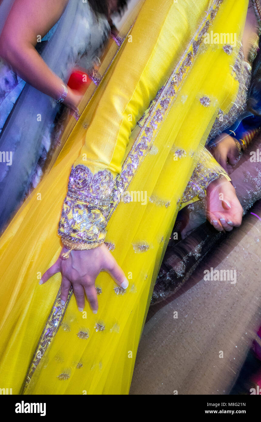 Dettagli di sari colorati indossati in un Indiano ricevimento di nozze Foto Stock