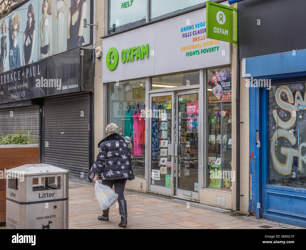 Oxfam carità Shop, Prince's Street, Stockport, Greater Manchester, Regno Unito Foto Stock