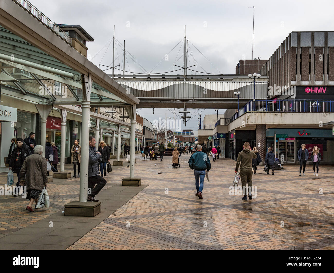 Zona pedonale di negozi negozio shopper shopper merseyway gente camminare a Stockport centro città zona shopping Foto Stock