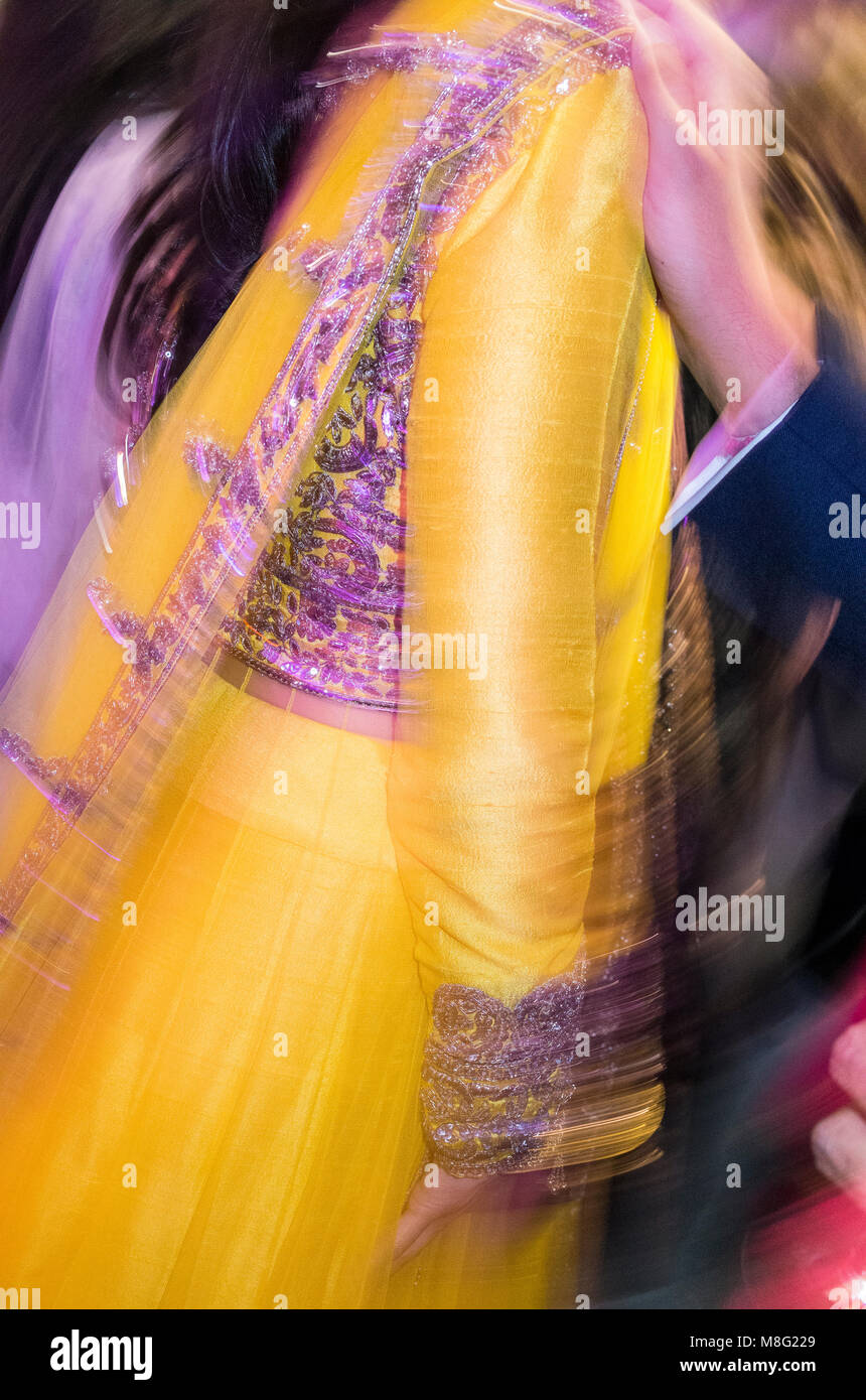 Dettagli di sari colorati indossati in un Indiano ricevimento di nozze Foto Stock