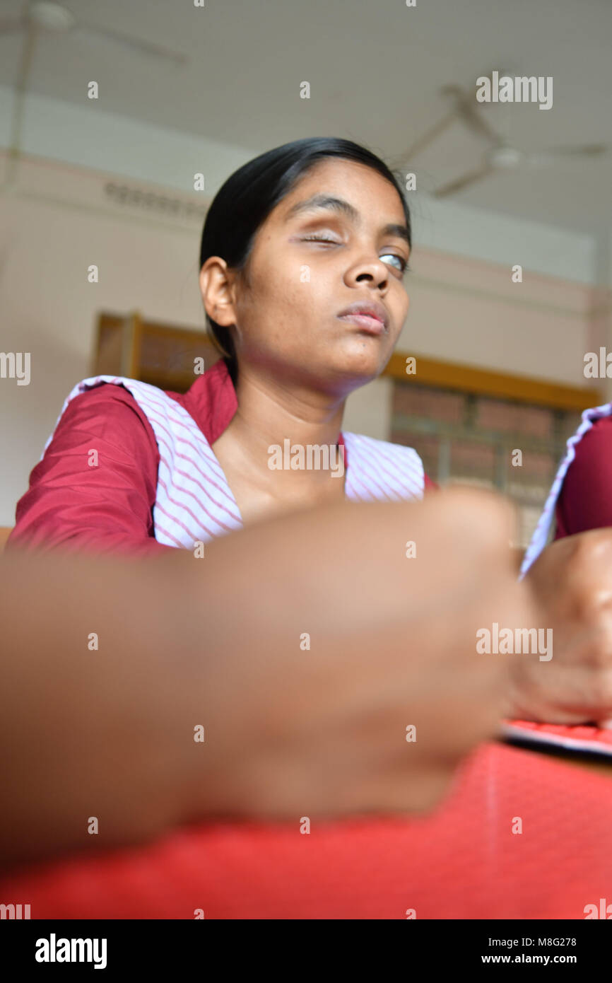 Agartala, India. Xiv Mar, 2018. Tenda indiana le ragazze sono iscritto in una scuola usando il Braille. Il Braille è una forma di linguaggio scritto per persone non vedenti, in cui i caratteri sono rappresentati da modelli di puntini in rilievo che si fanno sentire con la punta delle dita. Credito: Abhisek Saha/Pacific Press/Alamy Live News Foto Stock