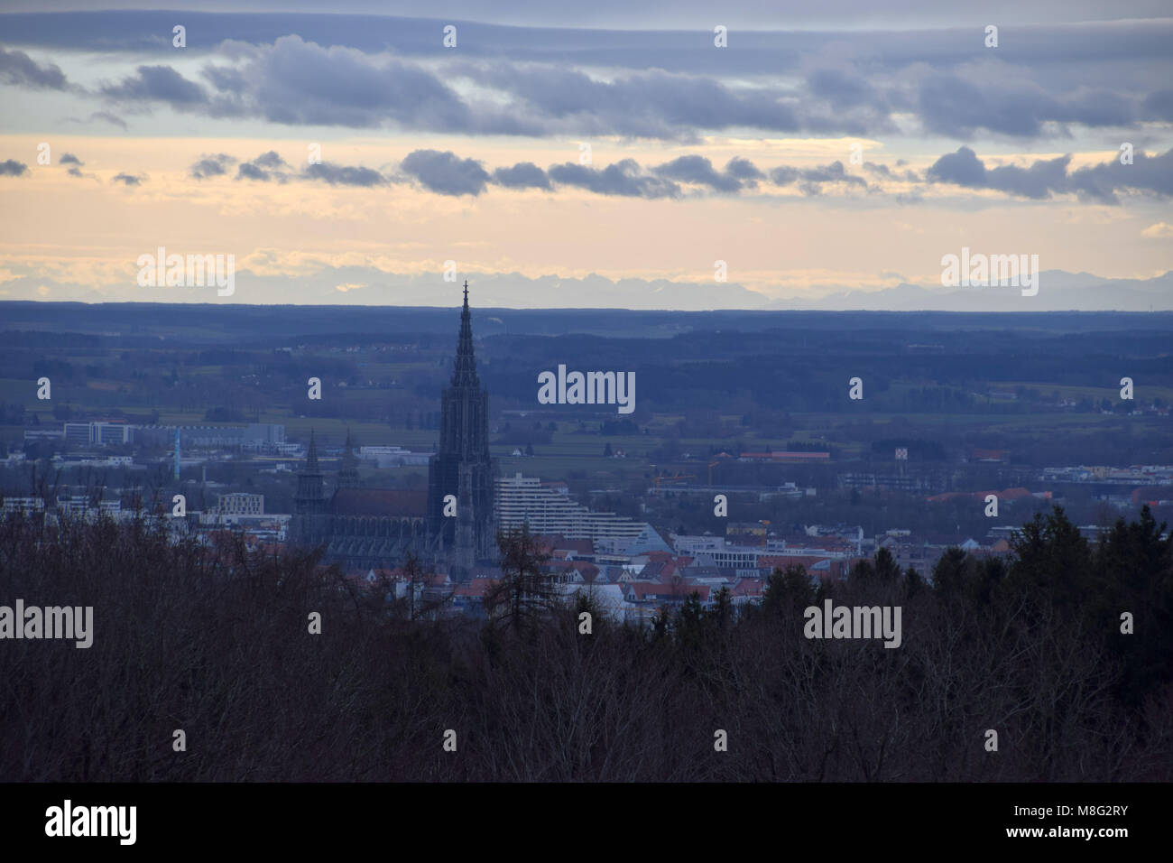 Immagine panoramica su include Ulm Minster e le Alpi Foto Stock
