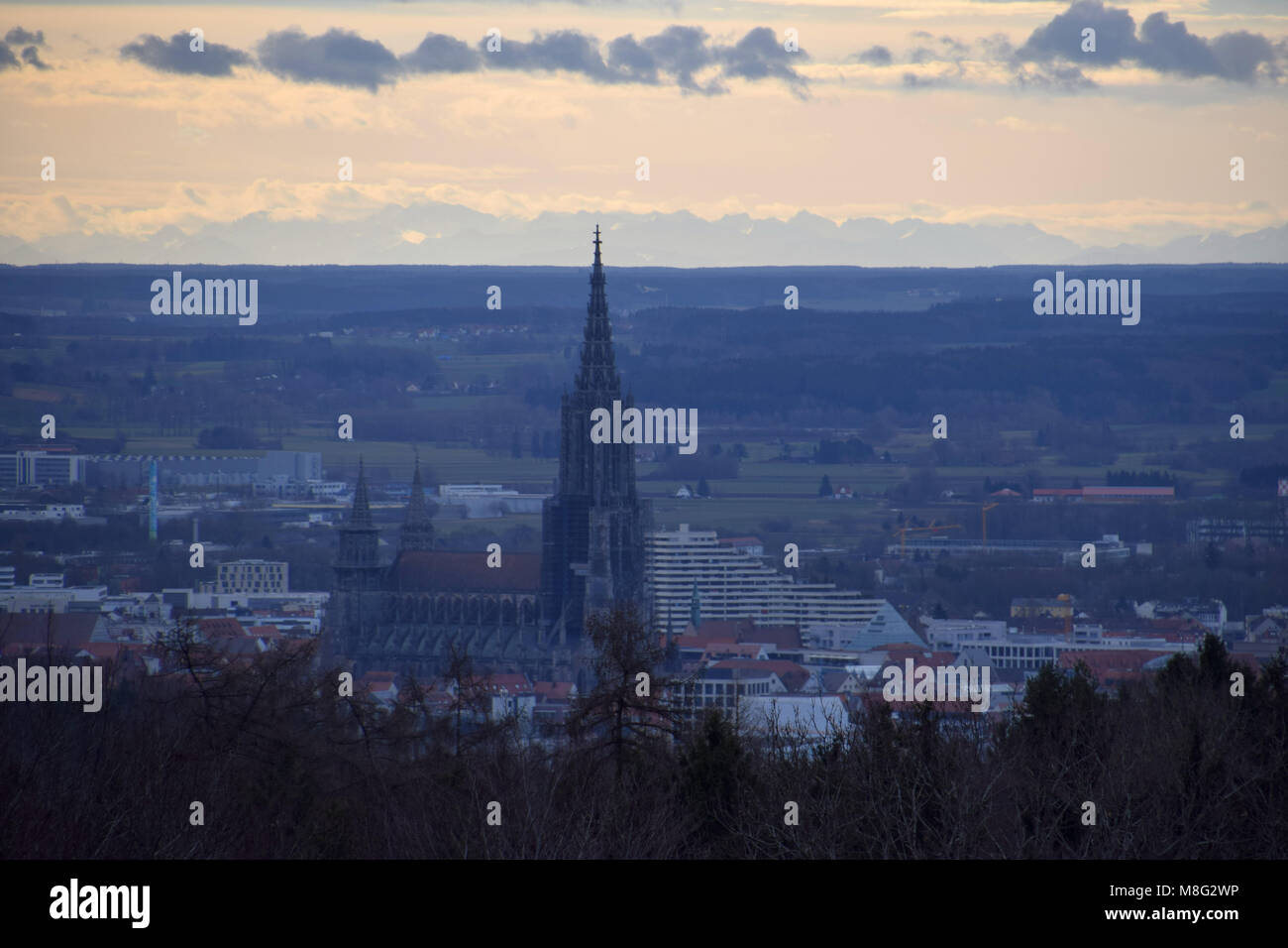 Ottica blu sguardo distante di una vista sulla città di Ulm includono la Cattedrale di Ulm e sullo sfondo le Alpi Foto Stock