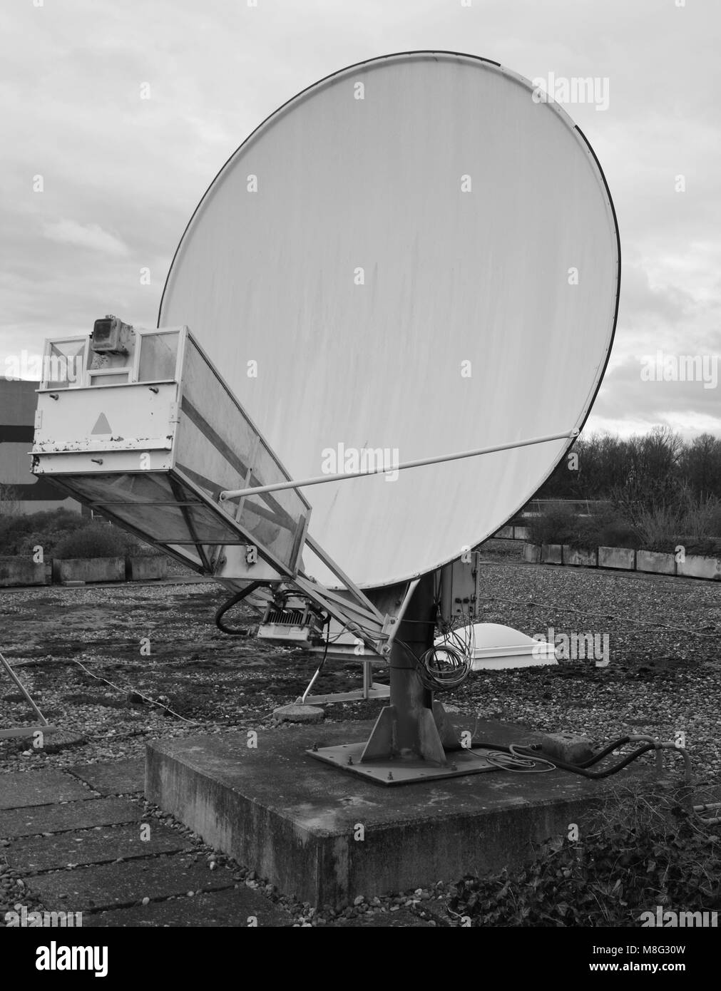 Look nostalgico di una parabola satellitare in bianco e nero Foto Stock
