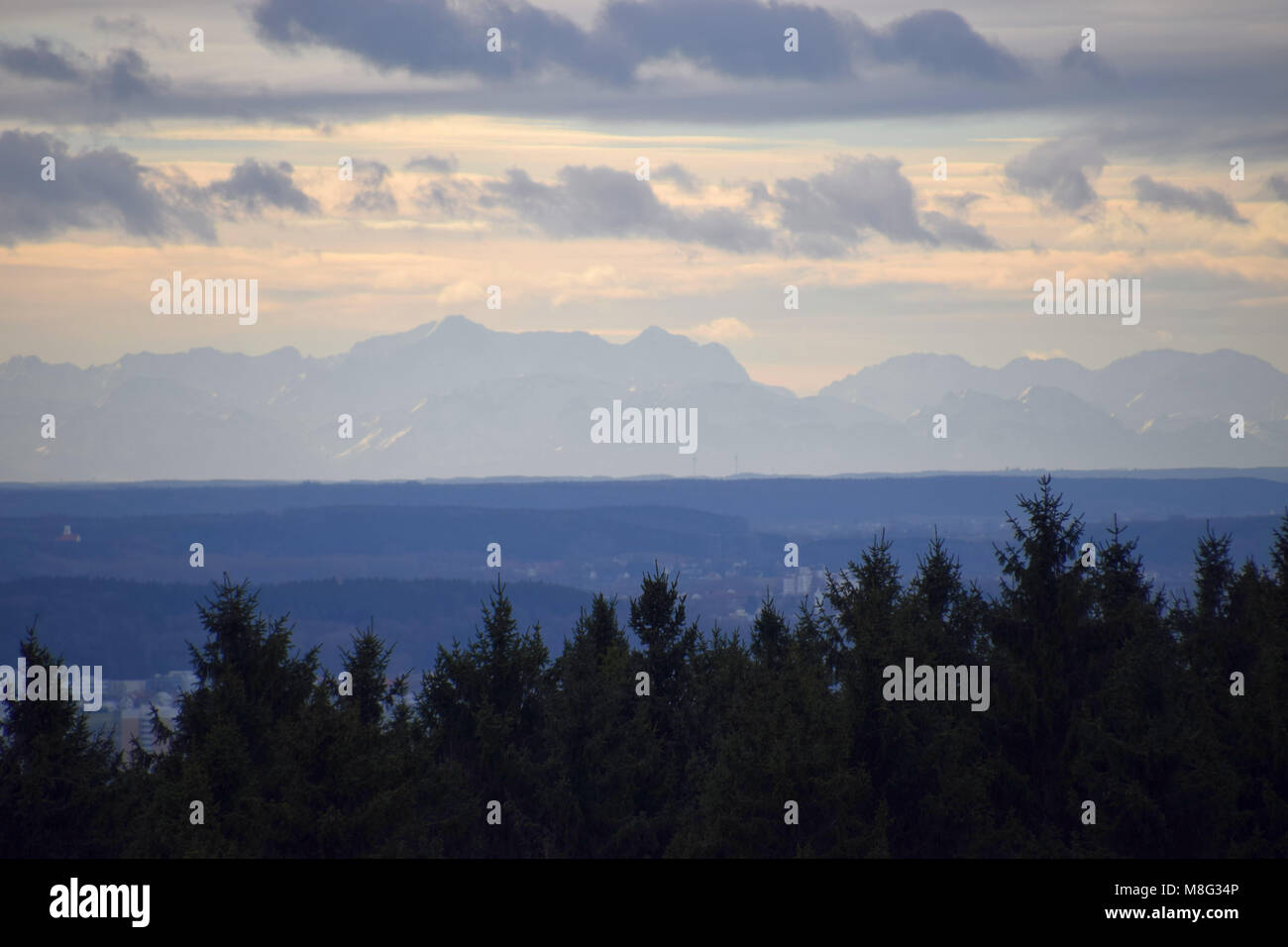 Visione da lontano su ulm con la catena delle Alpi e il più alto mountan zugspitze nella vista panoramica Foto Stock
