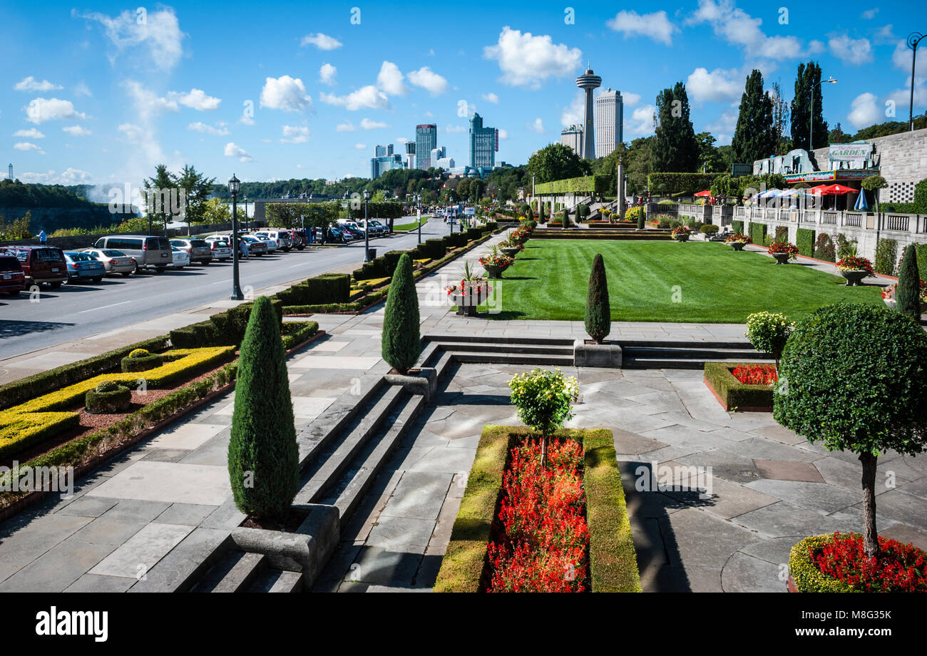 Cascate del Niagara, Skylon Tower, Ontario, curato giardino, ristorante, Canada Foto Stock