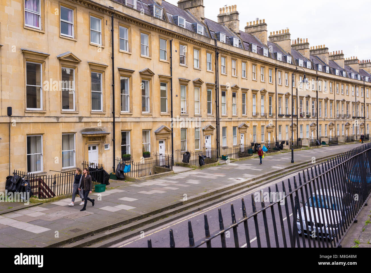 Bath, Regno Unito - Aprile 2017: Street View di residenziale Georgiana casamento spazio effettuata dal locale, dorato, bagno Stone Foto Stock