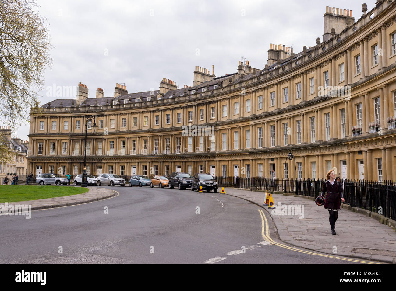 Bath, Regno Unito - Aprile 2017: turisti camminando sulla strada tra residenziale Georgiana edifici progettati e costruiti in viali e le mezzelune realizzato da Foto Stock