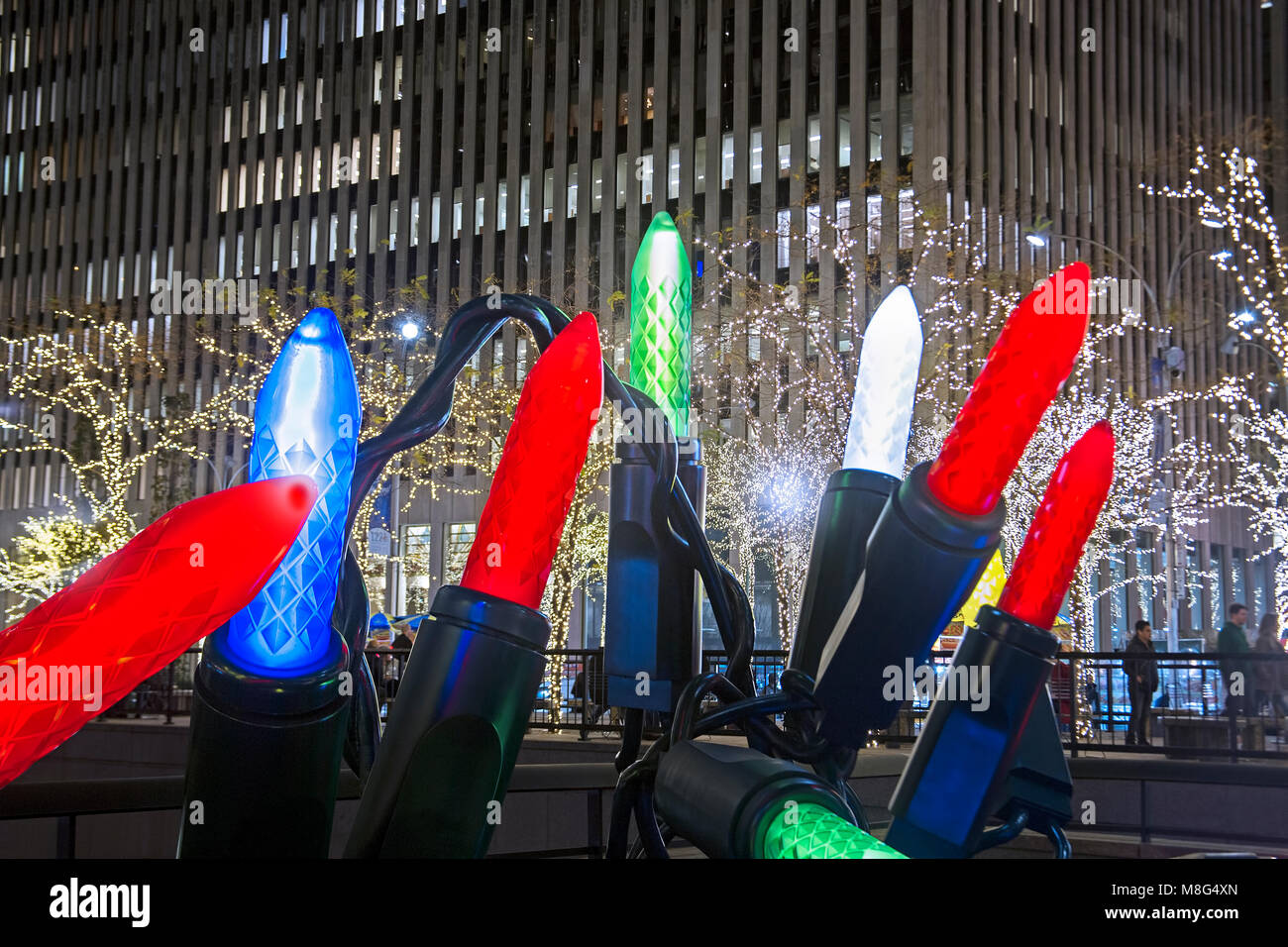 Jumbo luci di Natale a creare un atmosfera di festa al Rockefeller Center di New York City. Foto Stock