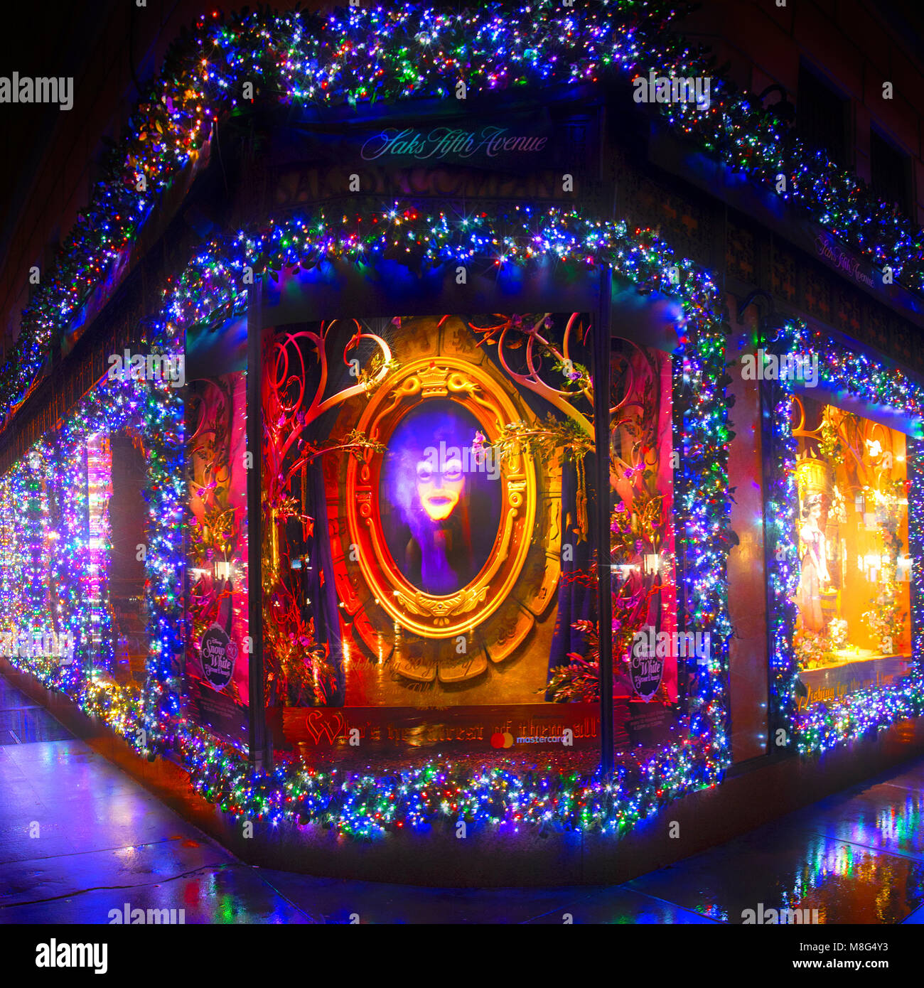 La sorprendente e colorate a tema Disney Natale finestra visualizzata al Saks Fifth Avenue nel centro Rockefeller. Foto Stock