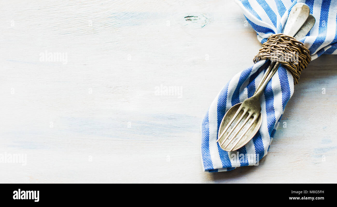 A tema marino messa in tavola con stella di mare, vintage argenteria e tovagliolo sulla tavola di legno Foto Stock