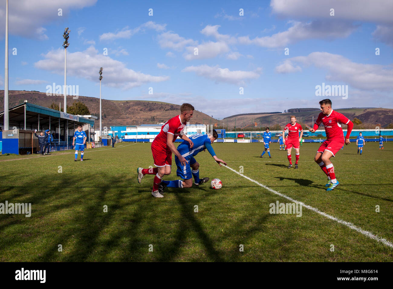 Port Talbot Town scontrino Josh Humphries sporcarsi da un Ton Pentre defender Foto Stock