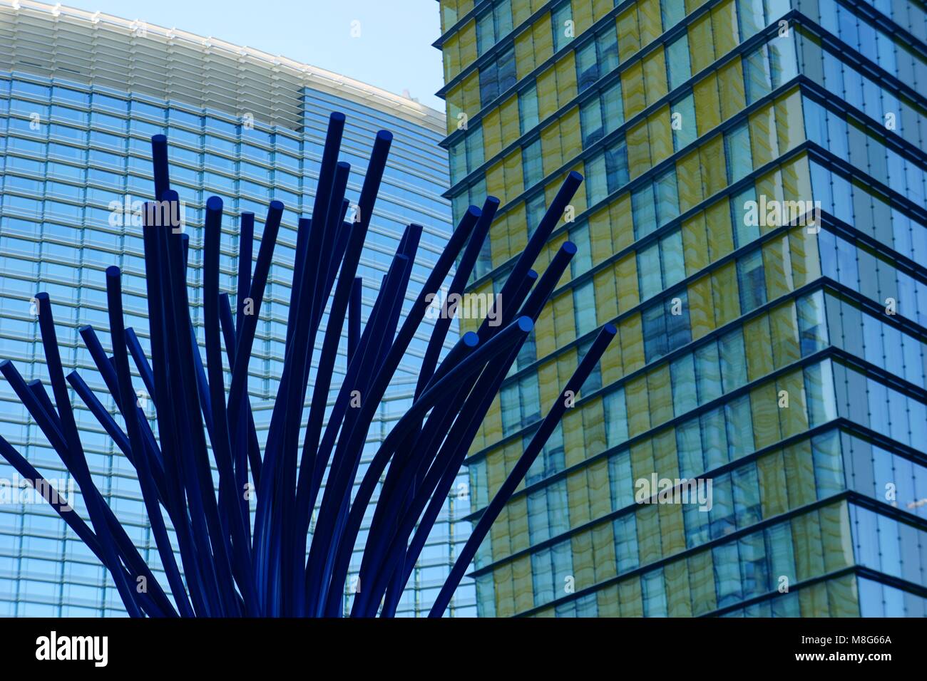 Fiore luce Blu Closeup fiore che mostra pisil stamen petali seppal gemma filamento e antere contro un giardino verde fauna di sfondo Foto Stock