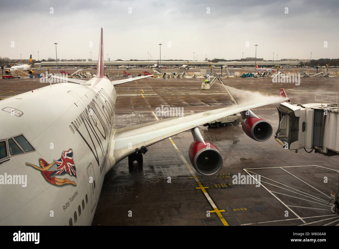 Regno Unito, Inghilterra, Manchester Airport, lavoratori de-icing Virgin Atlantic Boeing 747-41R aeromobile in estremamente freddo inverno Foto Stock