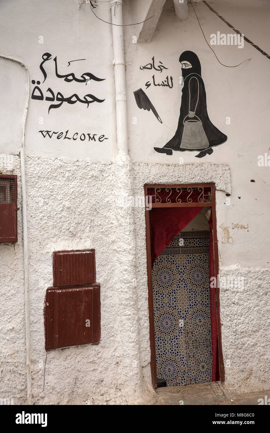 Il Marocco, Casablanca, Medina, segno che mostra la donna islamica indossano velo integrale al di sopra di porta Foto Stock