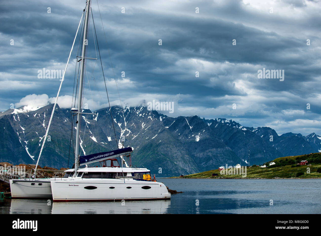 Barca a vela a nord del Circolo Polare Artico da Tromso in Norvegia. Lyngenfjord. Foto Stock