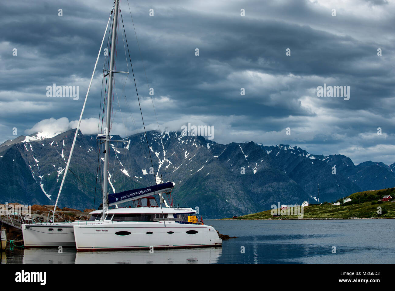 Barca a vela a nord del Circolo Polare Artico da Tromso in Norvegia. Lyngenfjord. Foto Stock