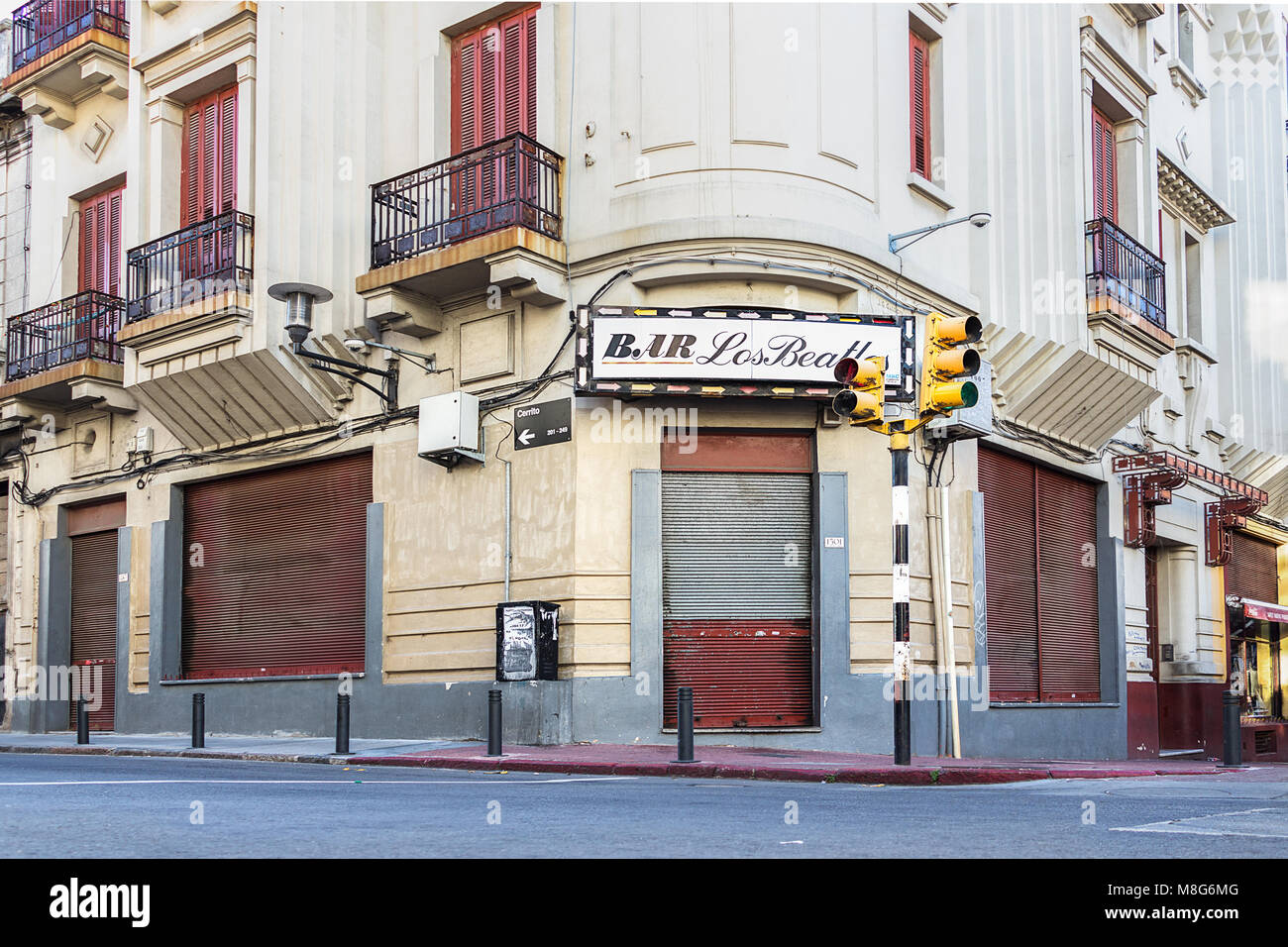 Montevideo, Uruguay - Febbraio 25th, 2018: il Caffè Los Beatles in corrispondenza di un angolo di Perez Castellano street e Cerrito presso il centro cittadino nei pressi del porto di Mo Foto Stock
