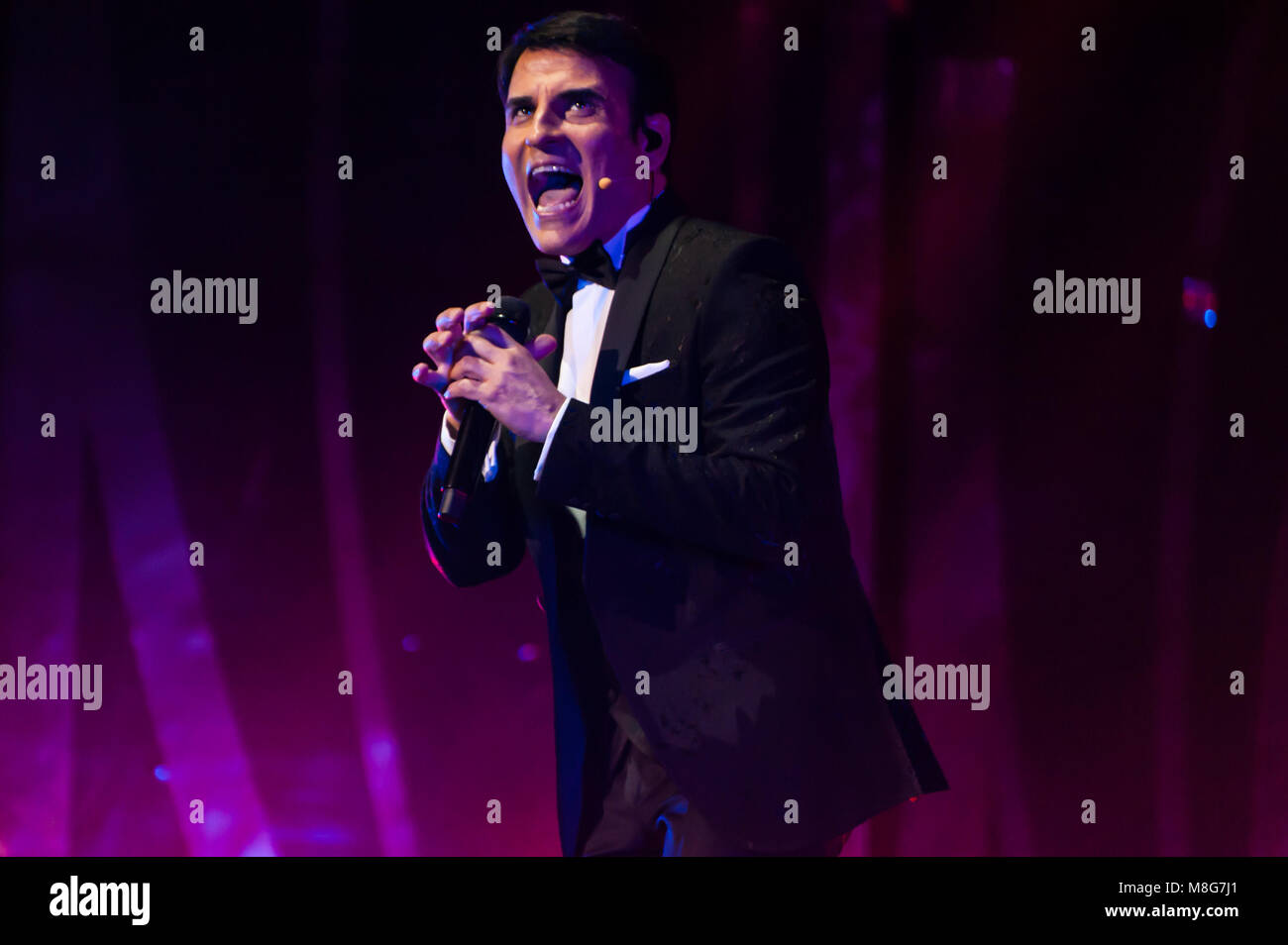 Napoli, Italia. 16 Mar, 2018. Sal Da Vinci sul palcoscenico del Teatro Augusteo di Napoli con 50 musicisti, diretto dal maestro Adriano Pennino con spettacolo teatrale "infonie in Sal Maggiore' Credit: Sonia Brandolone/Pacific Press/Alamy Live News Foto Stock