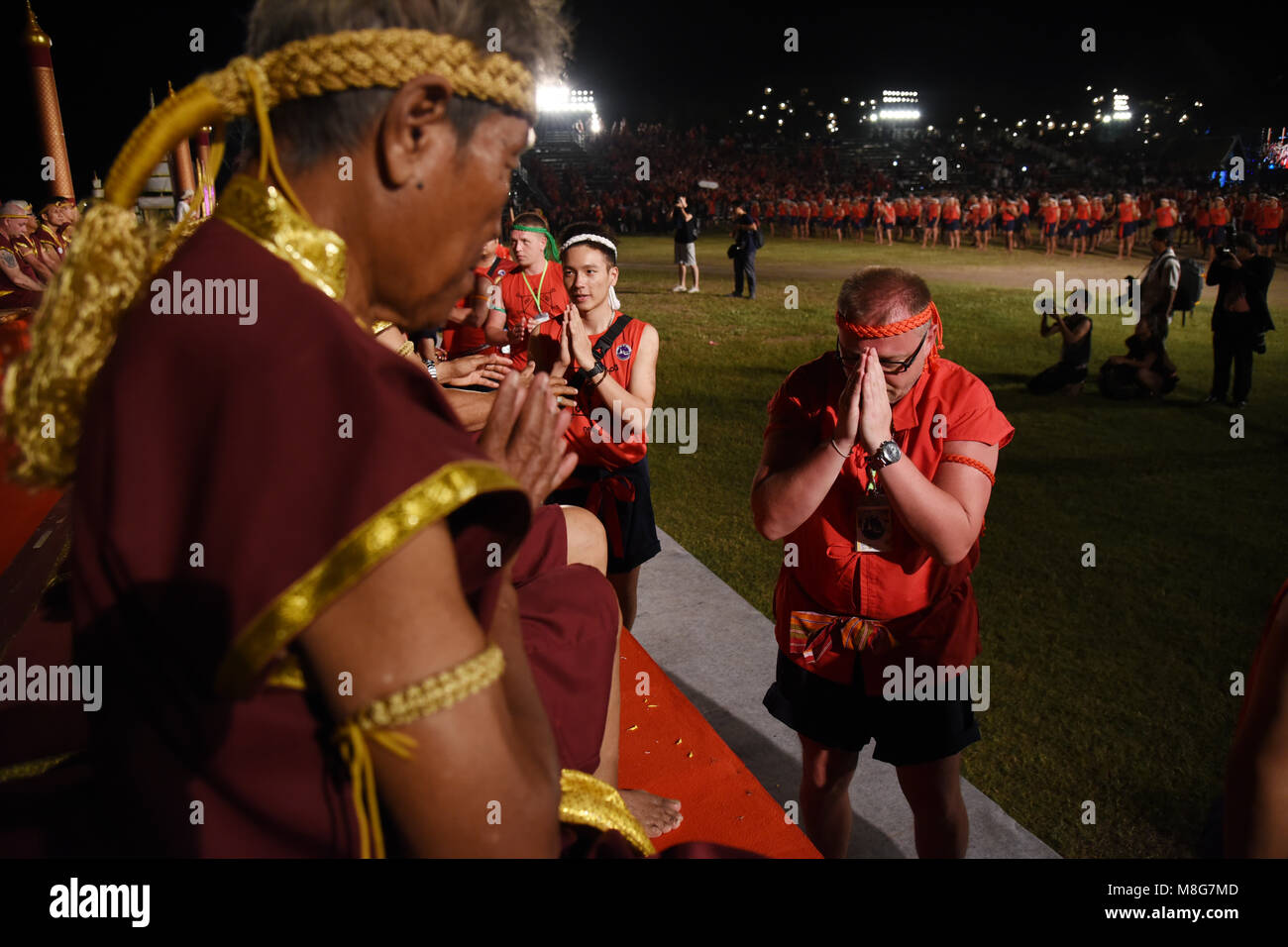 Thailandia. Xvii Mar, 2018. Più di 1.260 pugili cerimonia a cui hanno partecipato il Wai Khru Ram Muay nell'antica capitale thailandese Ayutthaya durante la Thai Boxing Association arti marziali Tailandesi Institute Association World Boxing la federazione professionale pugilato associazione della Thailandia organizzato congiuntamente ' mondo wai kru muay thai cerimonia xiv ' si tratta di soldati tailandesi hanno aderito alla lotta per proteggere la Thailandia e questa volta ci sono più di 1.260 i boxer da 57 paesi. Credito: Vichan Poti/Pacific Press/Alamy Live News Foto Stock