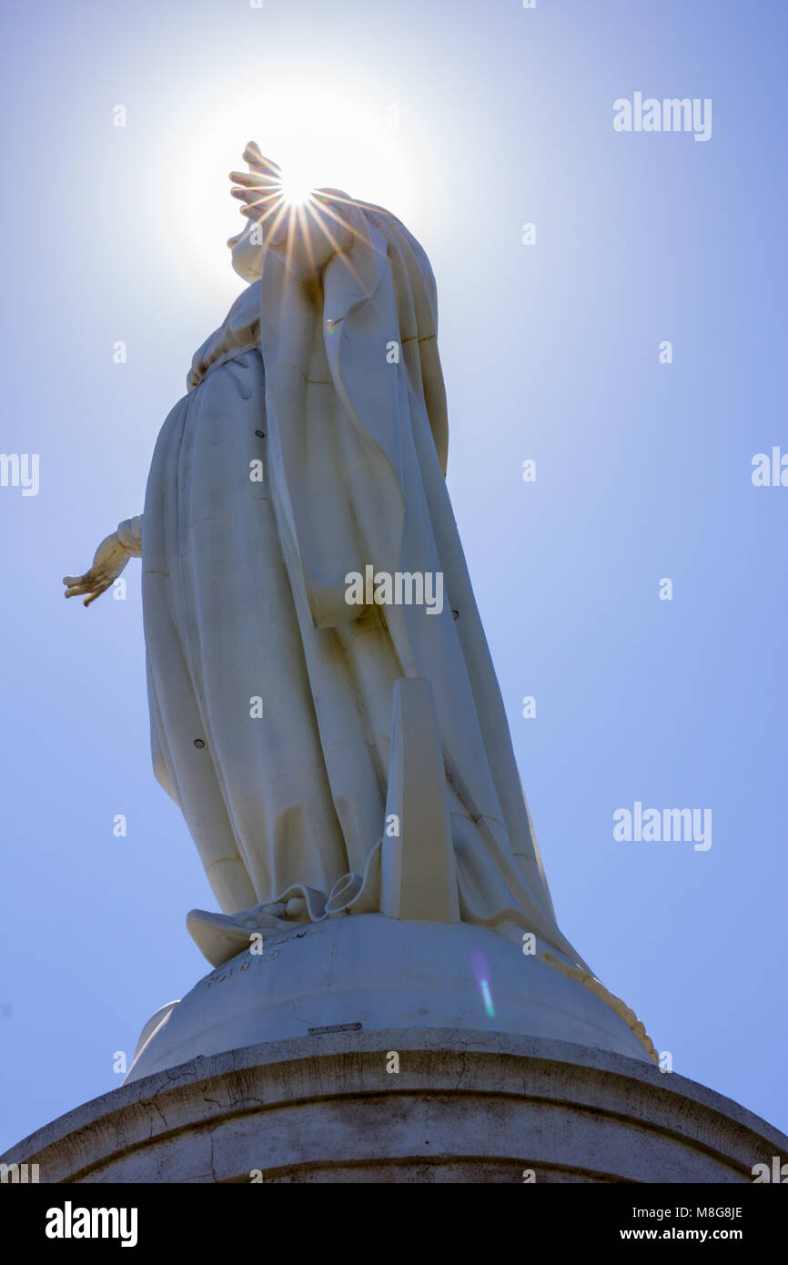 La Vergine Maria / Immacolata Concezione statua in cima del Cerro San Cristobal in Santiago de Chile, Sud America Foto Stock
