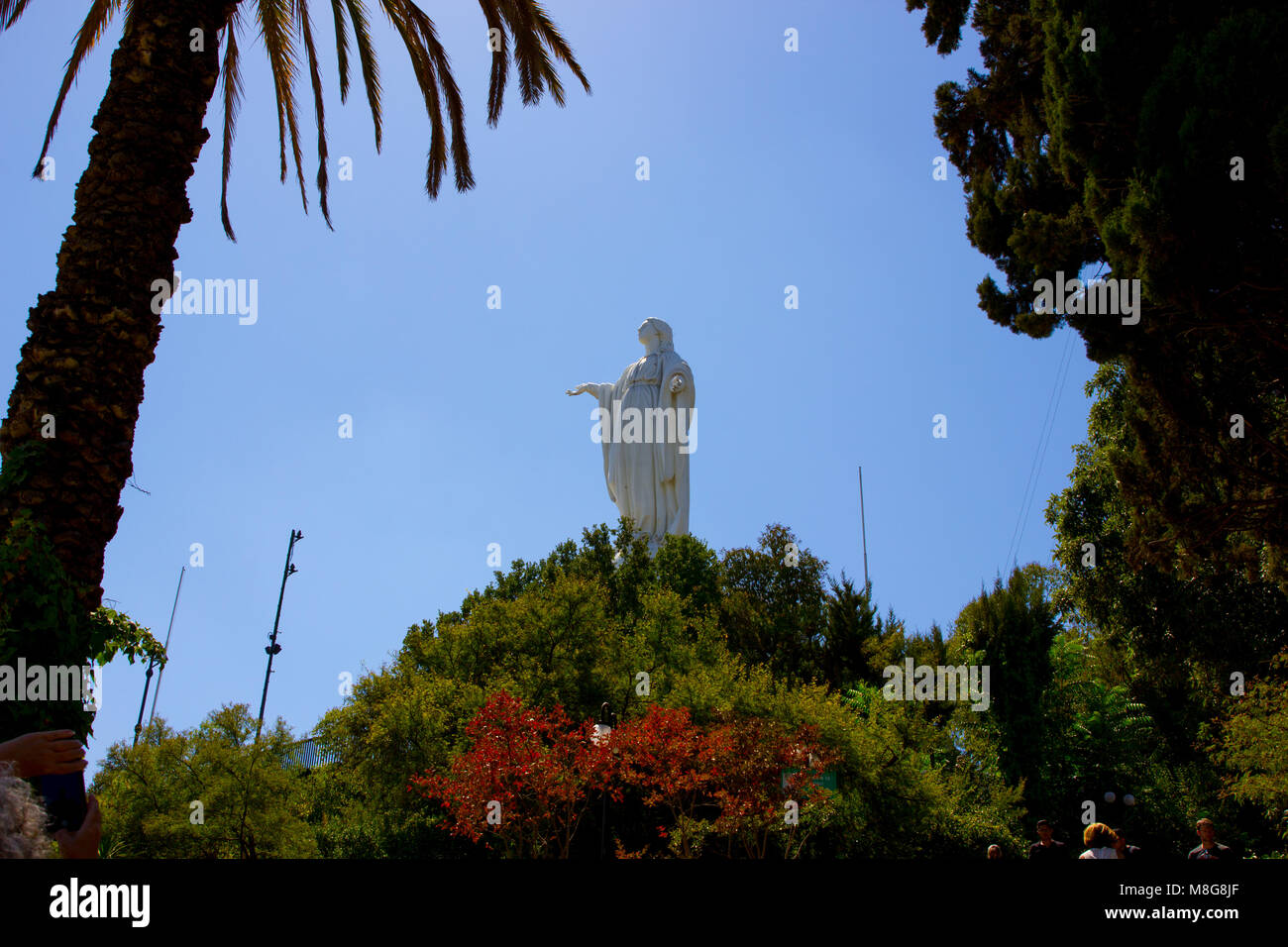 La Vergine Maria / Immacolata Concezione statua in cima del Cerro San Cristobal in Santiago de Chile, Sud America Foto Stock
